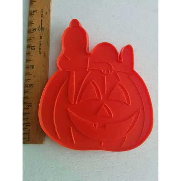 Charlie Brown Snoopy Great Pumpkin Cookie Cutter for Halloween Baking - Picture 4 of 5